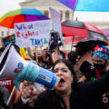 LA CORTE SUPREMA DEROGA EL DERECHO AL ABORTO EN TODO EE.UU.