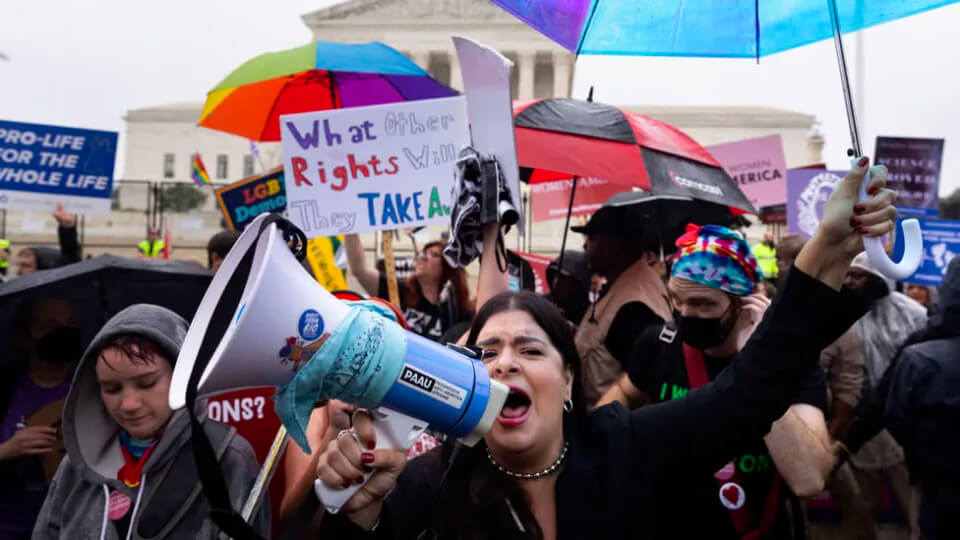 LA CORTE SUPREMA DEROGA EL DERECHO AL ABORTO EN TODO EE.UU.