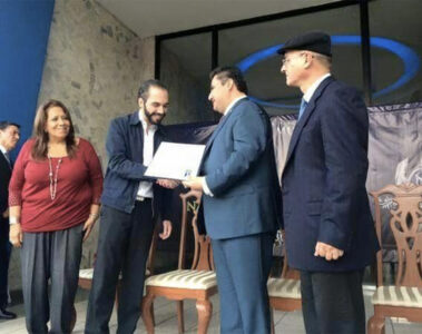 nayib-bukele-entrega-reconocimiento-a-naason-joaquin