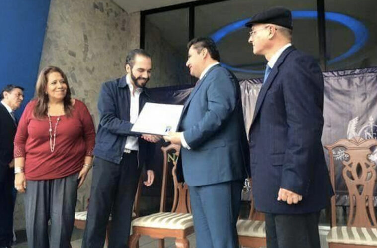 nayib-bukele-entrega-reconocimiento-a-naason-joaquin