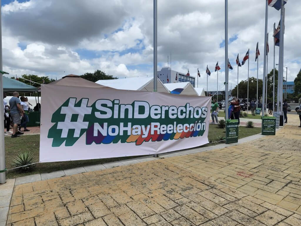 Dominicanas pronuncian consigna “sin derechos no hay reelección”