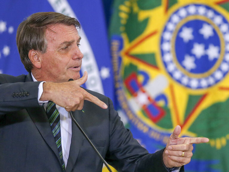 Jair Bolsonaro se habría visto involucrado con el excomandante de grupos militantes en Río acusado de homicidios y escándalos de corrupción.