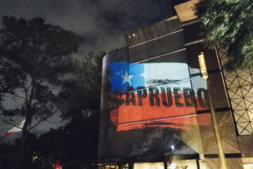 Diferentes organizaciones artísticas y sociales de Ciudad de México, Buenos Aires y Bogotá proyectaron un mensaje de apoyo por la aprobación de la nueva Constitución en Chile