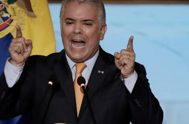 Iván Duque firma aumento para senadores y representantes de cámara