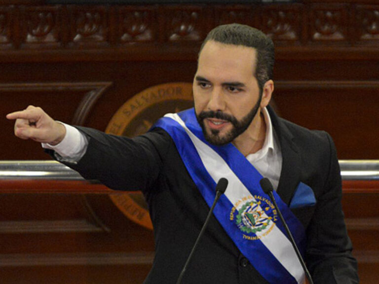 En El Salvador existen cargos por tuitear en contra del presidente Bukele