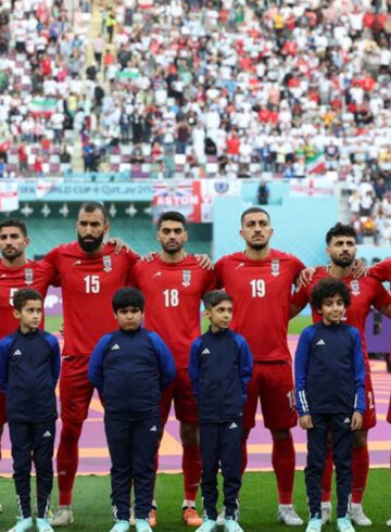 Seleccionado de Irán guarda silencio durante su himno en Qatar.