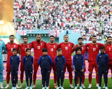 Seleccionado de Irán guarda silencio durante su himno en Qatar.