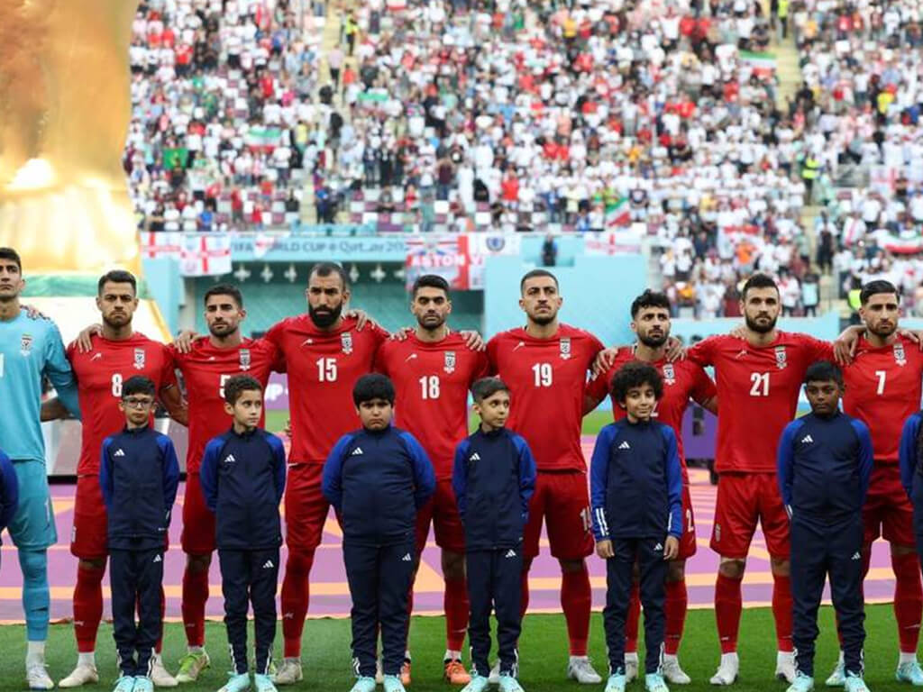 Seleccionado de Irán guarda silencio durante su himno en Qatar.