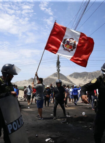 Perú enfrenta jornada violenta de protestas: mueren al menos 17 personas