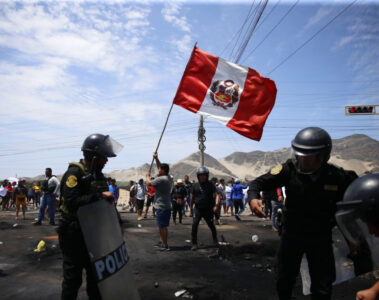 Perú enfrenta jornada violenta de protestas: mueren al menos 17 personas