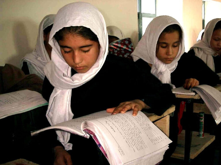 Talibanes prohíben a las mujeres acceder a la universidad en Afganistán