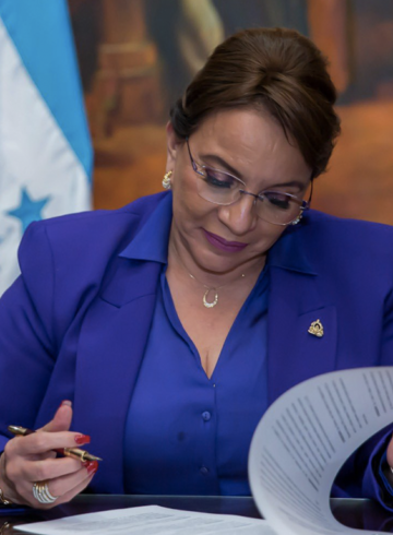 Xiomara Castro despenaliza la PAE en Honduras.