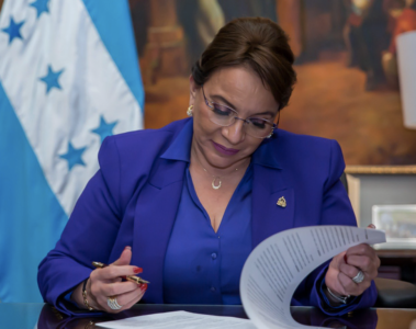 Xiomara Castro despenaliza la PAE en Honduras.