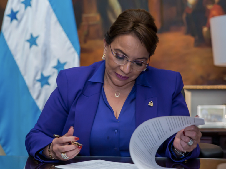 Xiomara Castro despenaliza la PAE en Honduras.