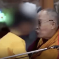 Dalai Lama pide a niño que chupe su lengua