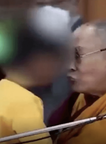 Dalai Lama pide a niño que chupe su lengua