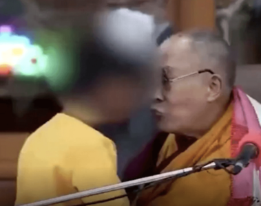 Dalai Lama pide a niño que chupe su lengua