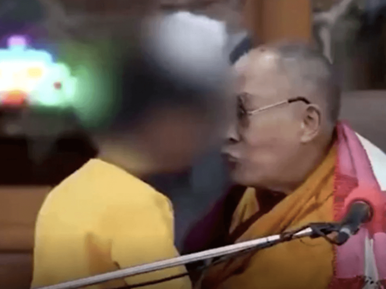 Dalai Lama pide a niño que chupe su lengua