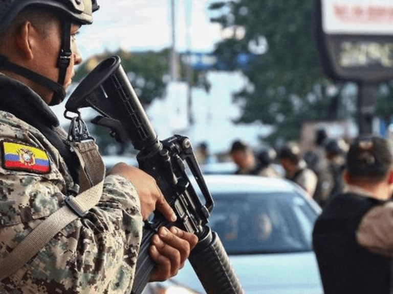 aprobado porte legal de armas en ecuador