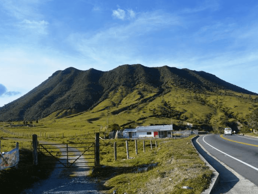 cerro bravo emite gases y obliga a suspender gas natural en suroccidente del país