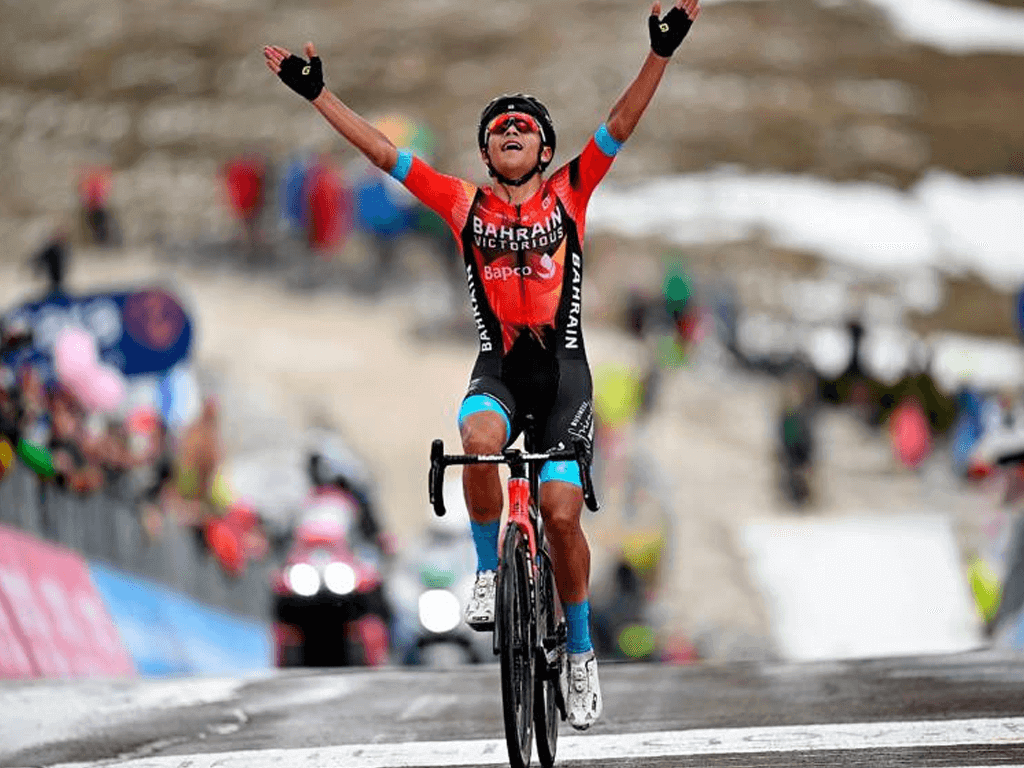 Santiago Buitrago levanta los brazos tras ganar etapa reina del Giro de Italia