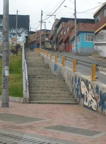 hallan cuerpo de mujer sin vida cerca a un puente peatonal