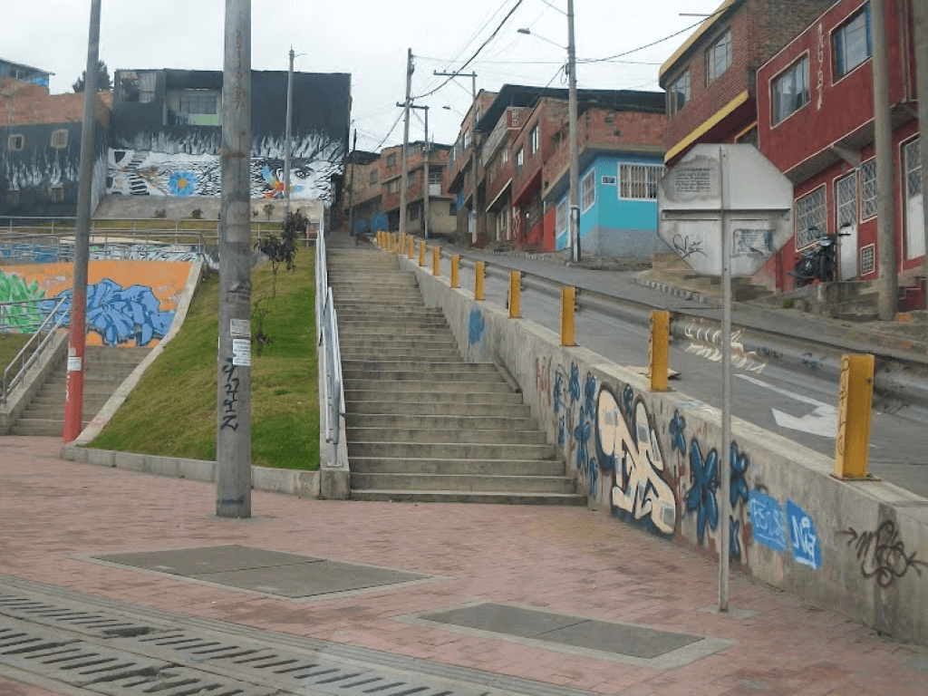 hallan cuerpo de mujer sin vida cerca a un puente peatonal