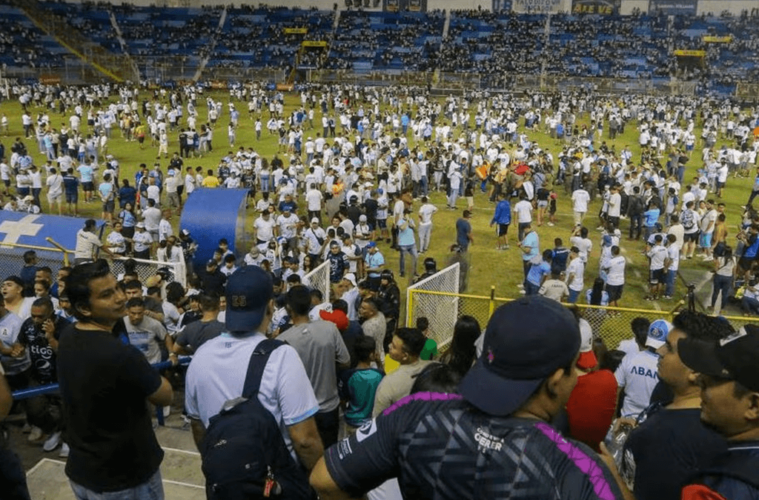 estampida en estadio cuscatlán