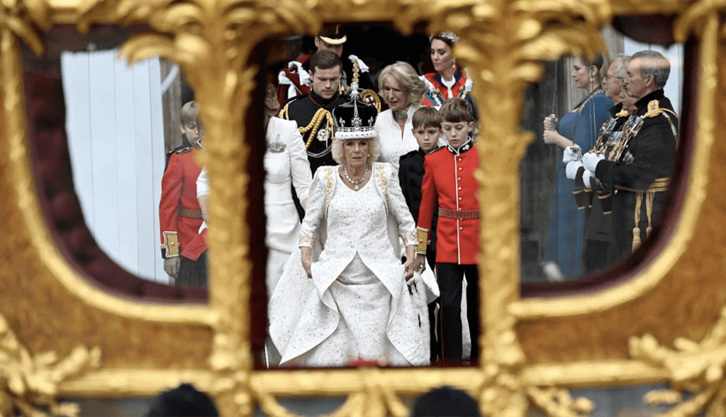 El rey Carlos III fue coronado, junto a la reina Camila