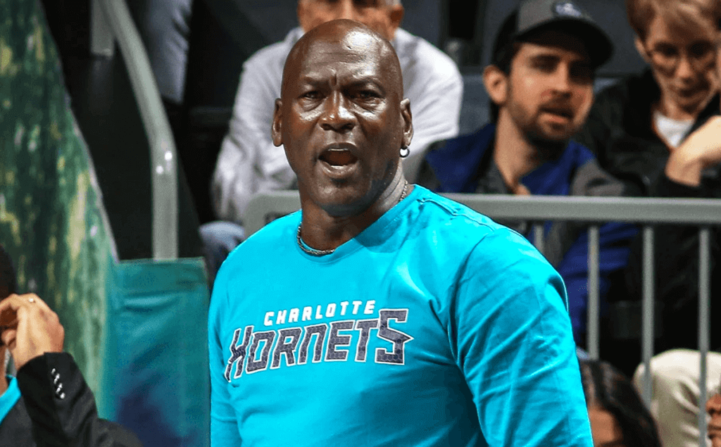 Michael Jordan vende la mayoría de sus acciones en los Charlotte Hornets