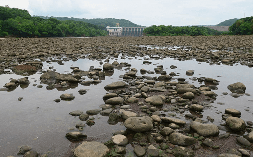 embalses con bajo nivel de agua en el salvador