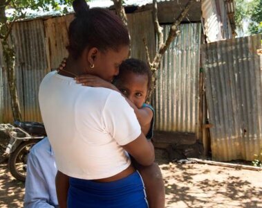 joven dominicana con su hijo