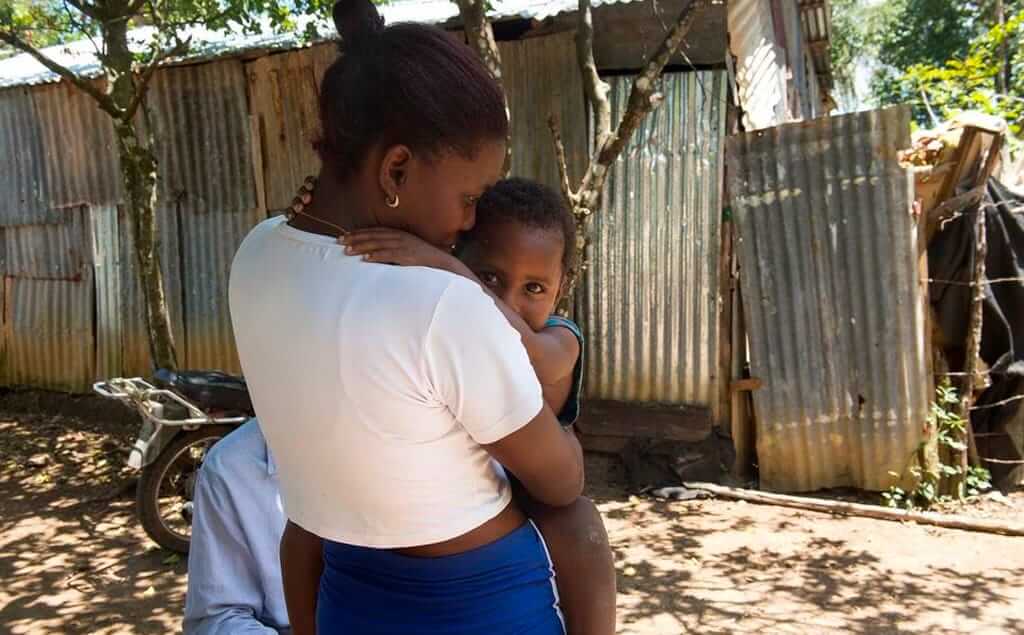 joven dominicana con su hijo