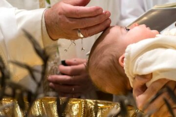 bautismo de personas transgénero y bebés de parejas gay