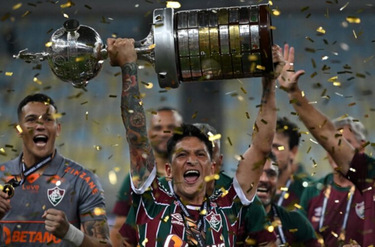 Germán Cano con la Copa Libertadores