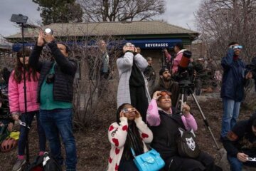 Personas viendo el eclipse, 8 de abril