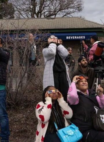 Personas viendo el eclipse, 8 de abril