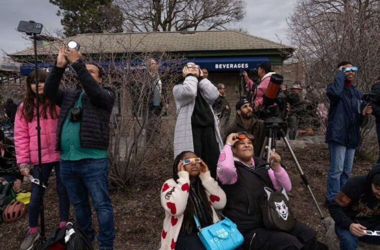 Personas viendo el eclipse, 8 de abril