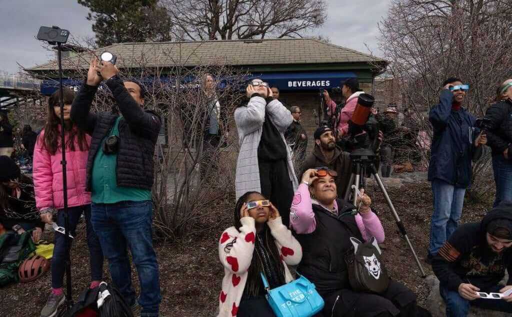 Personas viendo el eclipse, 8 de abril