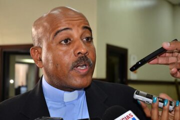 sacerdote dominicano ejecutivo iglesia