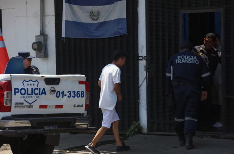 Menor detenido en El Salvador