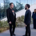 Elon Musk y Nayib Bukele hablando en Texas