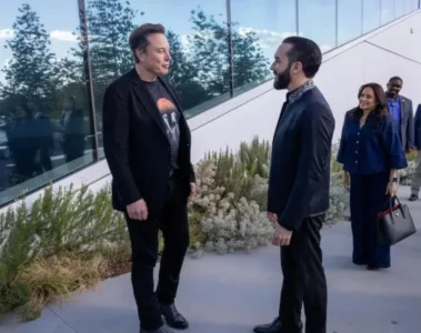 Elon Musk y Nayib Bukele hablando en Texas