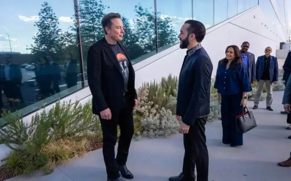 Elon Musk y Nayib Bukele hablando en Texas