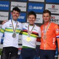 Tadej Pogacar junto a Ben O’Connor y Mathieu Van der Poel en el podio del Mundial