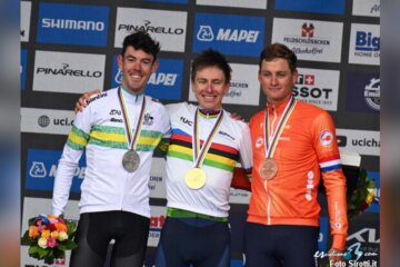 Tadej Pogacar junto a Ben O’Connor y Mathieu Van der Poel en el podio del Mundial