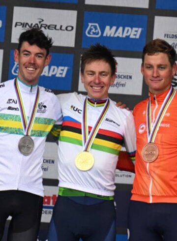 Tadej Pogacar junto a Ben O’Connor y Mathieu Van der Poel en el podio del Mundial