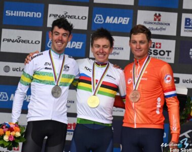 Tadej Pogacar junto a Ben O’Connor y Mathieu Van der Poel en el podio del Mundial