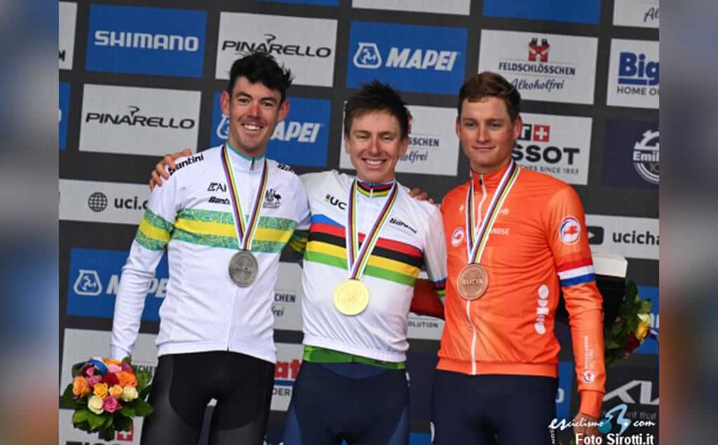 Tadej Pogacar junto a Ben O’Connor y Mathieu Van der Poel en el podio del Mundial