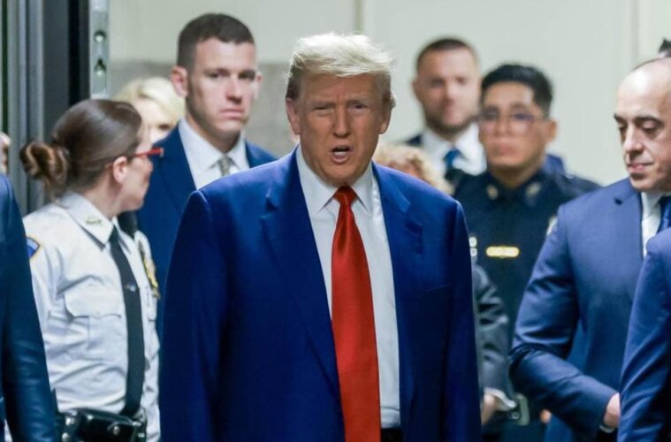 Donald Trump acompañado de su esquema de seguridad